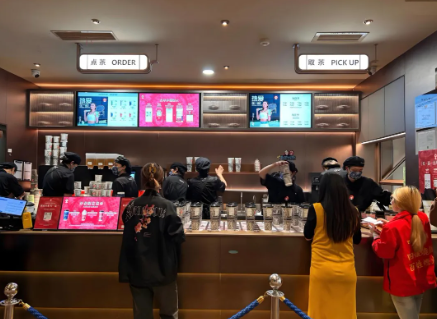 新茶饮的"鱿鱼游戏"：为什么所有品牌都在2025年抢着上市？